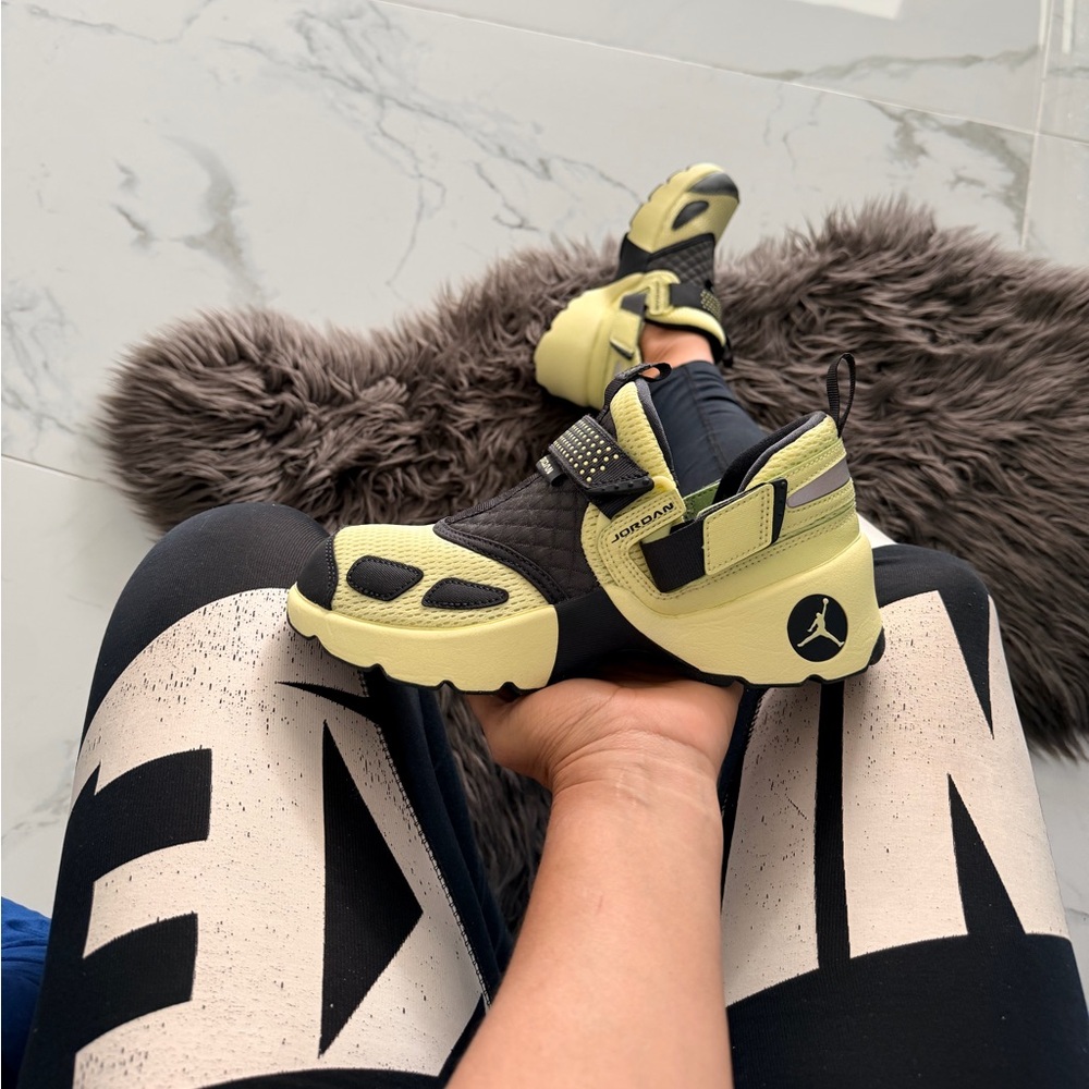 Jordan Trunner LX - Picture 2 of 9